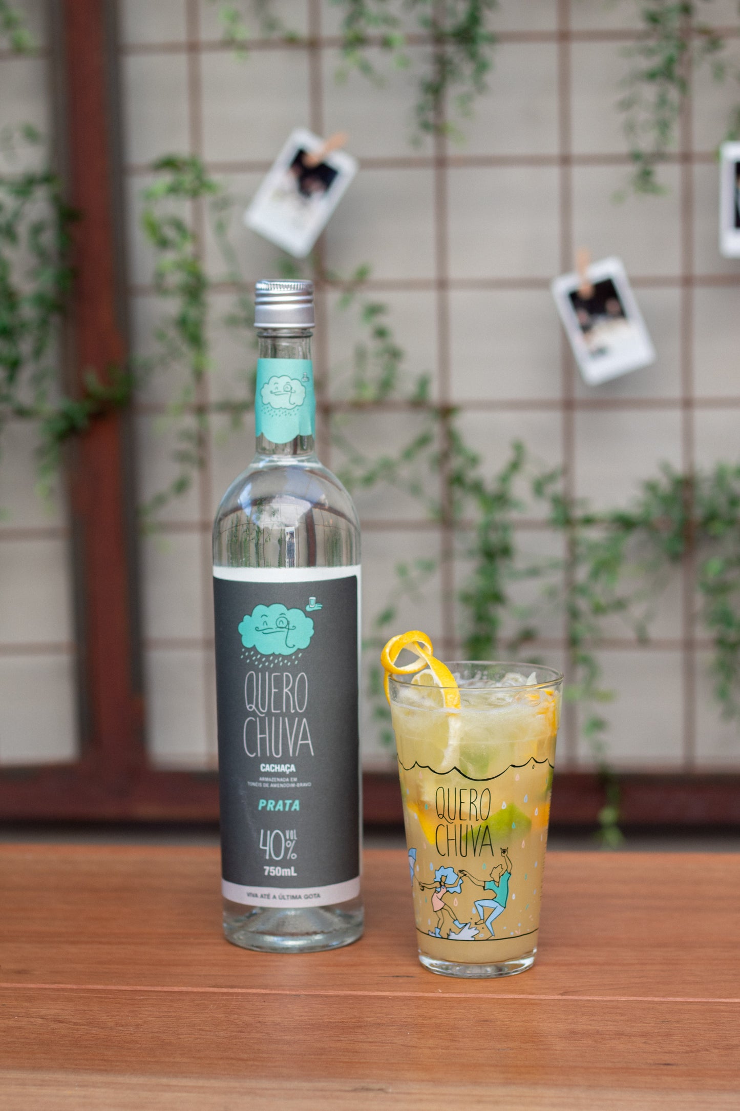 Quero Chuva Prata ao lado de caipirinha na mesa