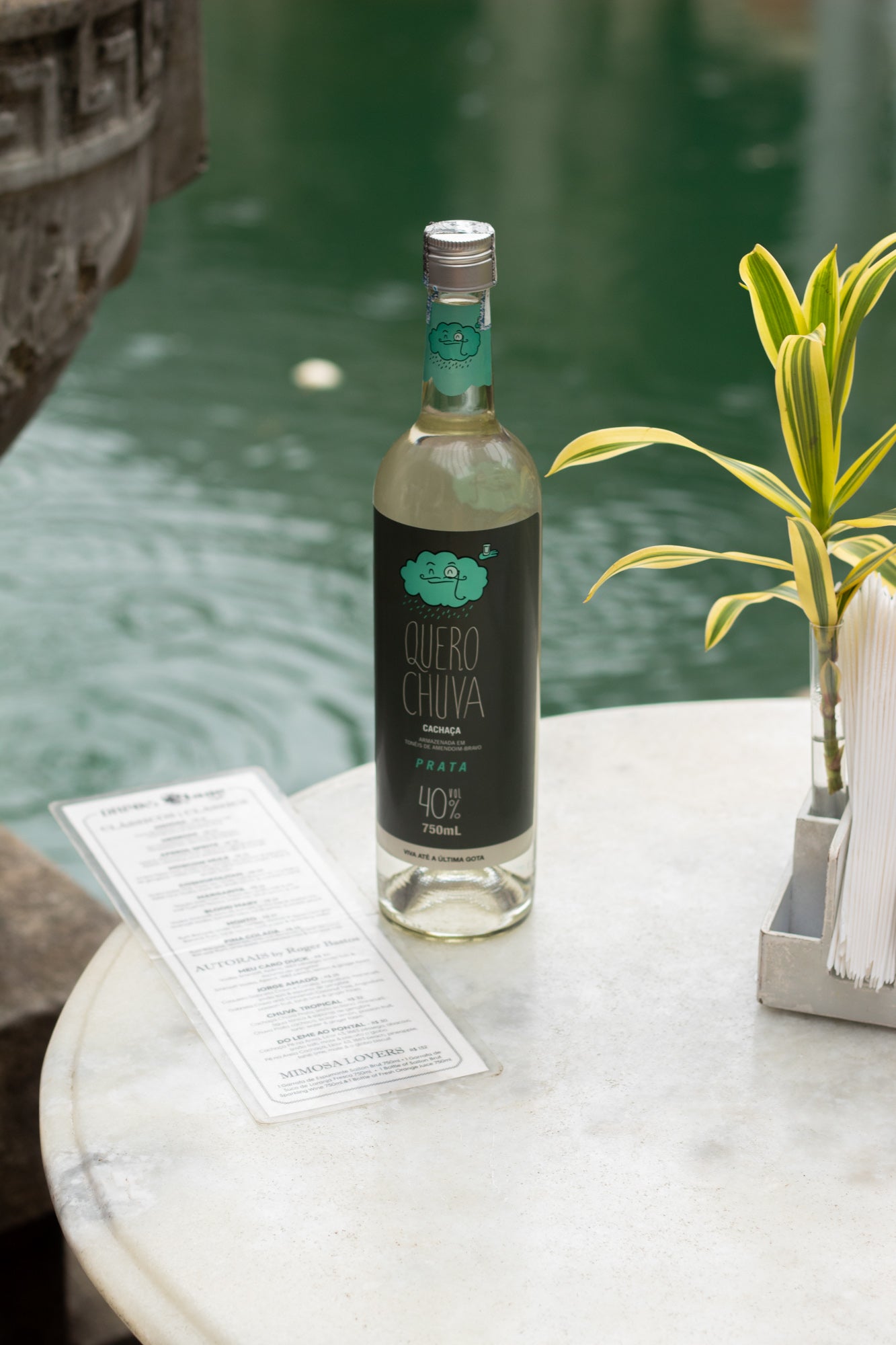 Quero Chuva Prata 750 ml na borda da piscina