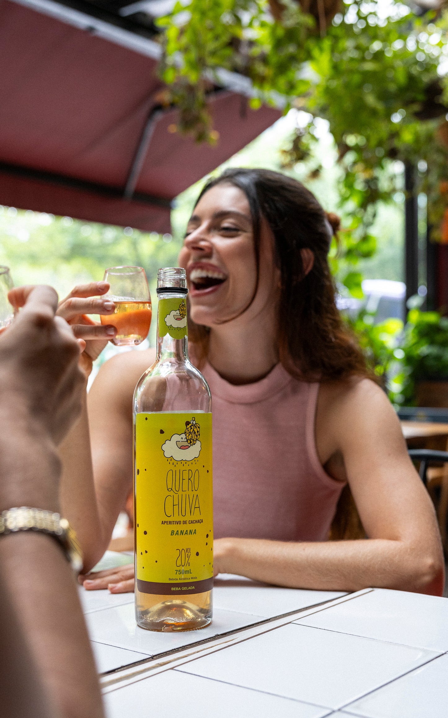 Quero Chuva Banana 750 ml na mesa externa com copos gelados