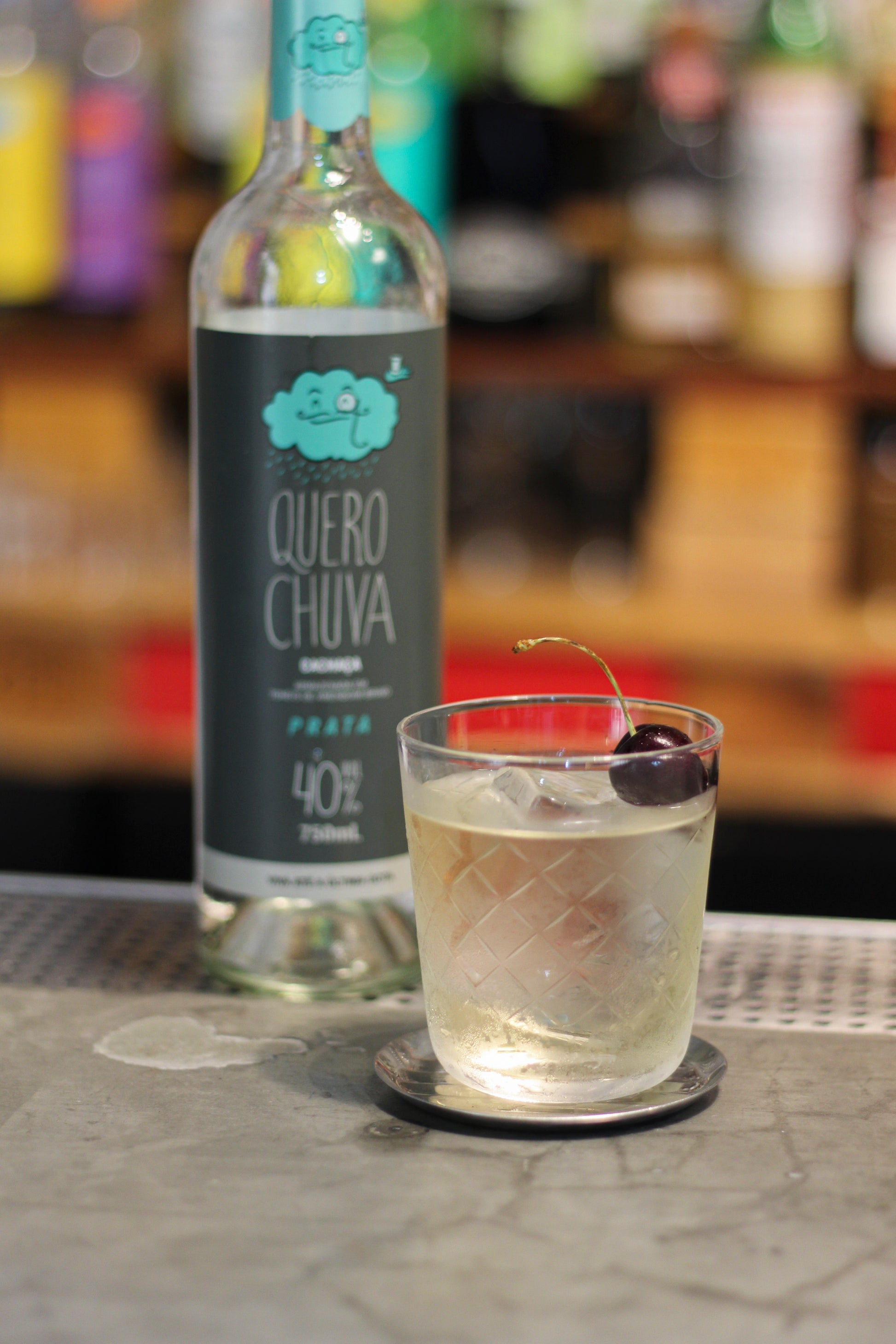 Quero Chuva Prata 750 ml com coquetel elegante no bar