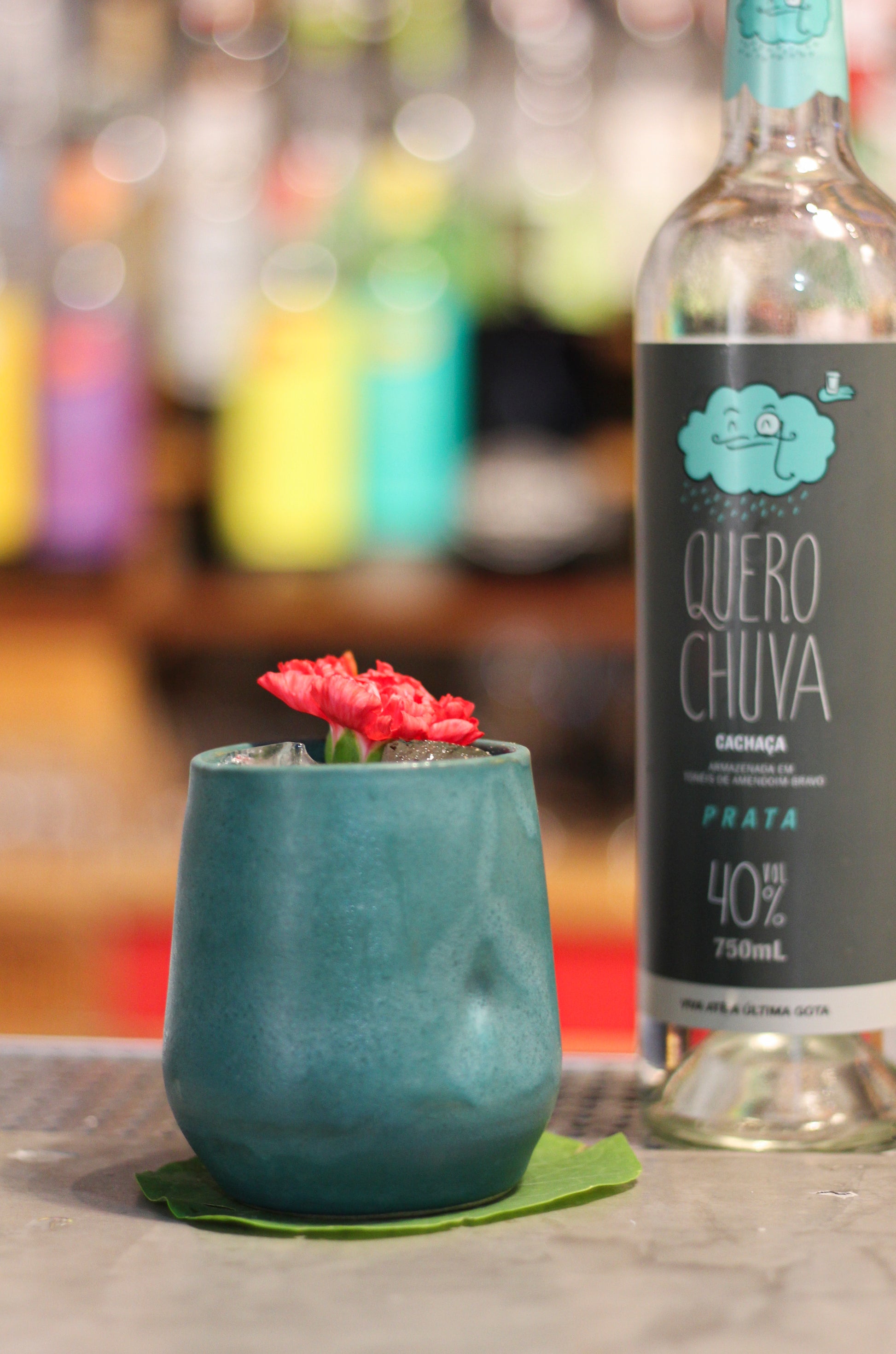 Quero Chuva Prata 750 ml com coquetel elegante no bar