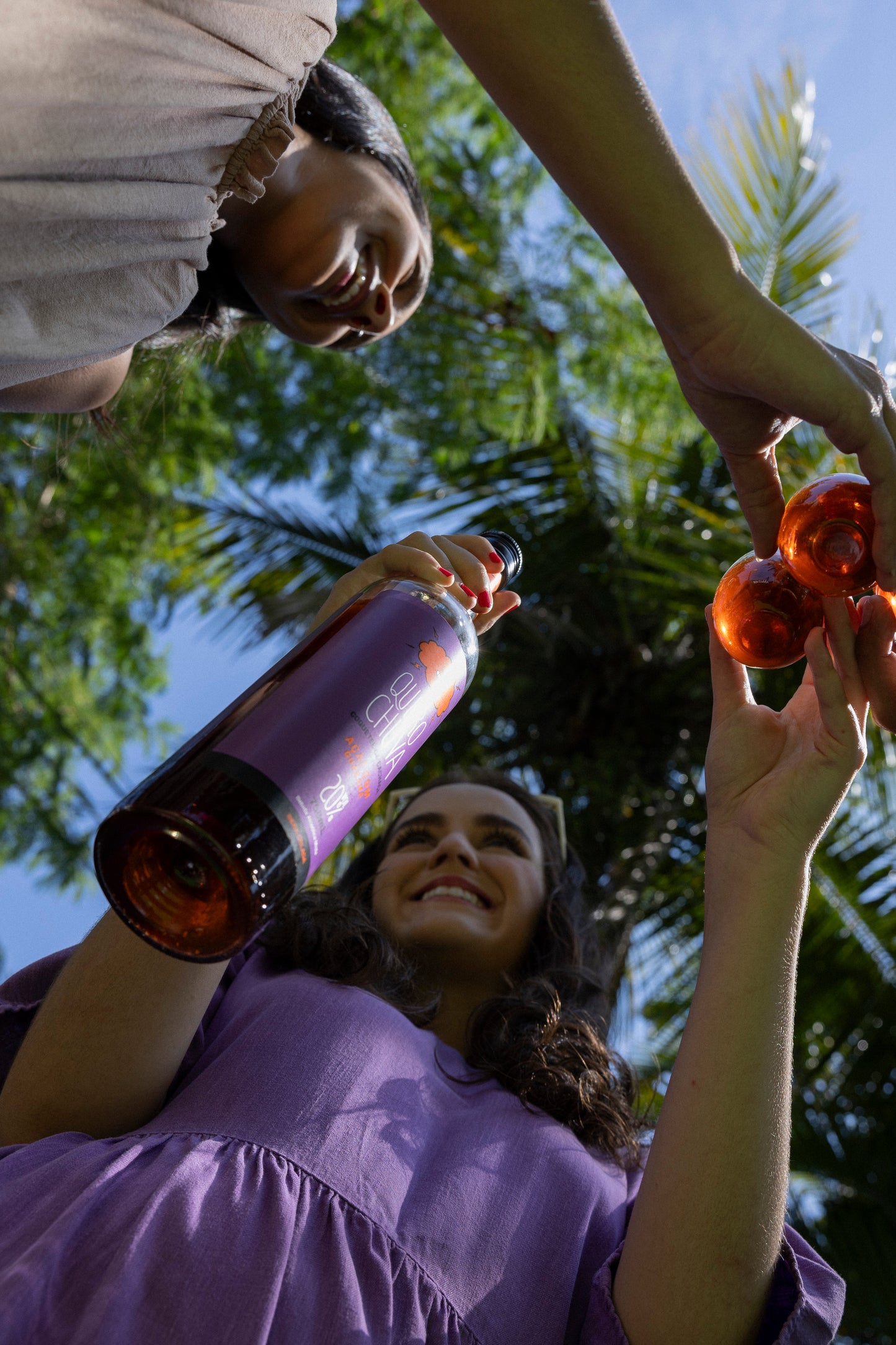 Servindo Quero Chuva Açaí com Guaraná no jardim — dose gelada no copo