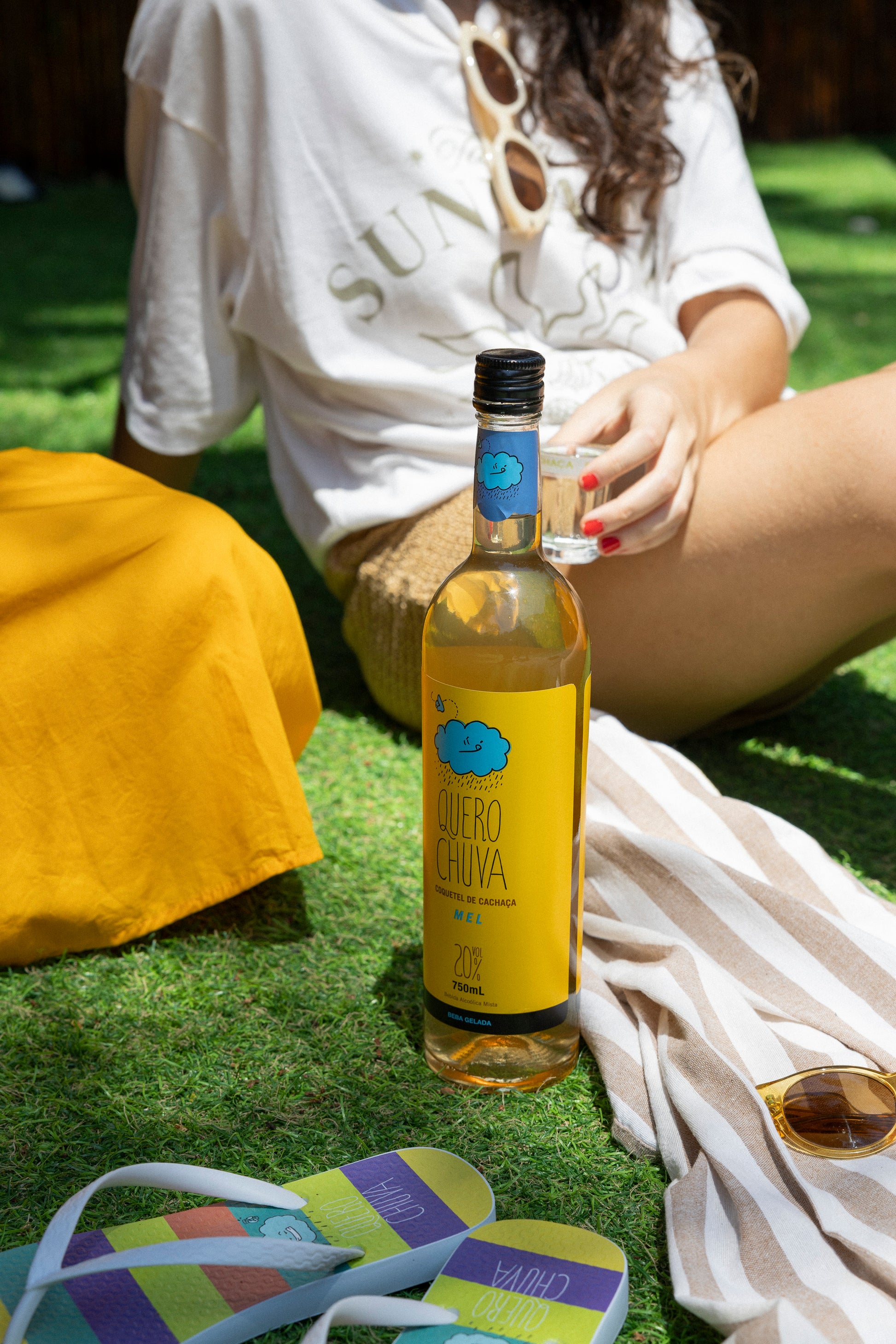 Quero Chuva Mel 750 ml no gramado ao ar livre — momento de piquenique