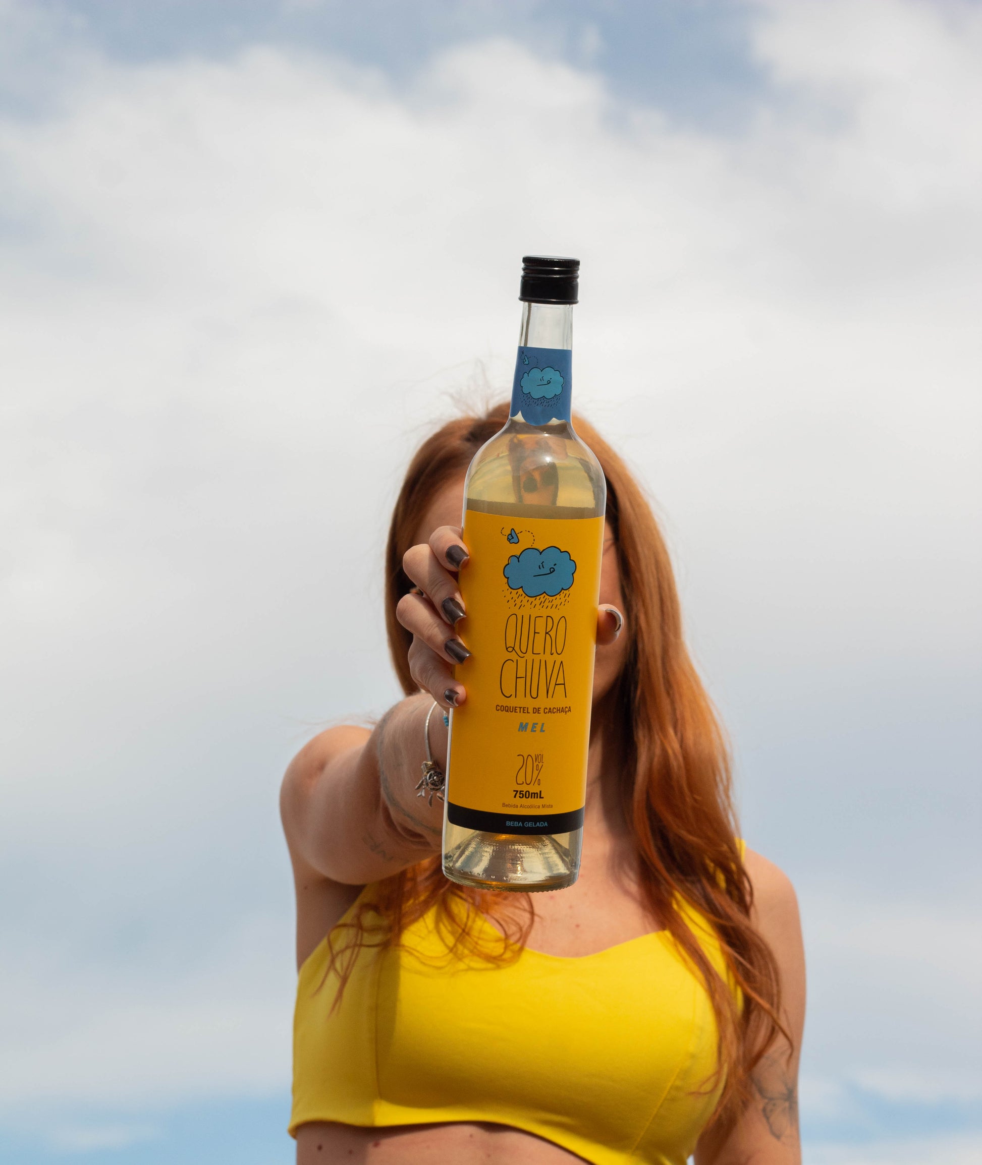 Quero Chuva Mel 750 ml erguida ao céu — pronta para beber