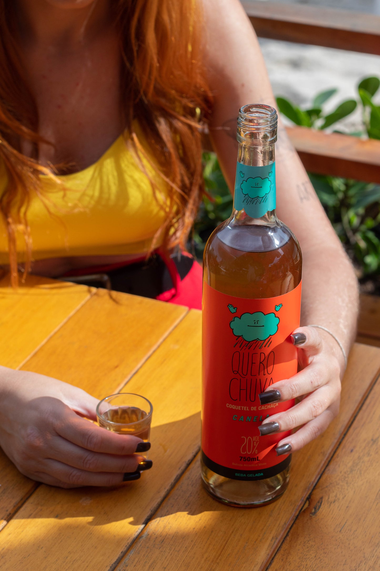 Quero Chuva Canela 750 ml em close na mesa de madeira — rótulo e dose