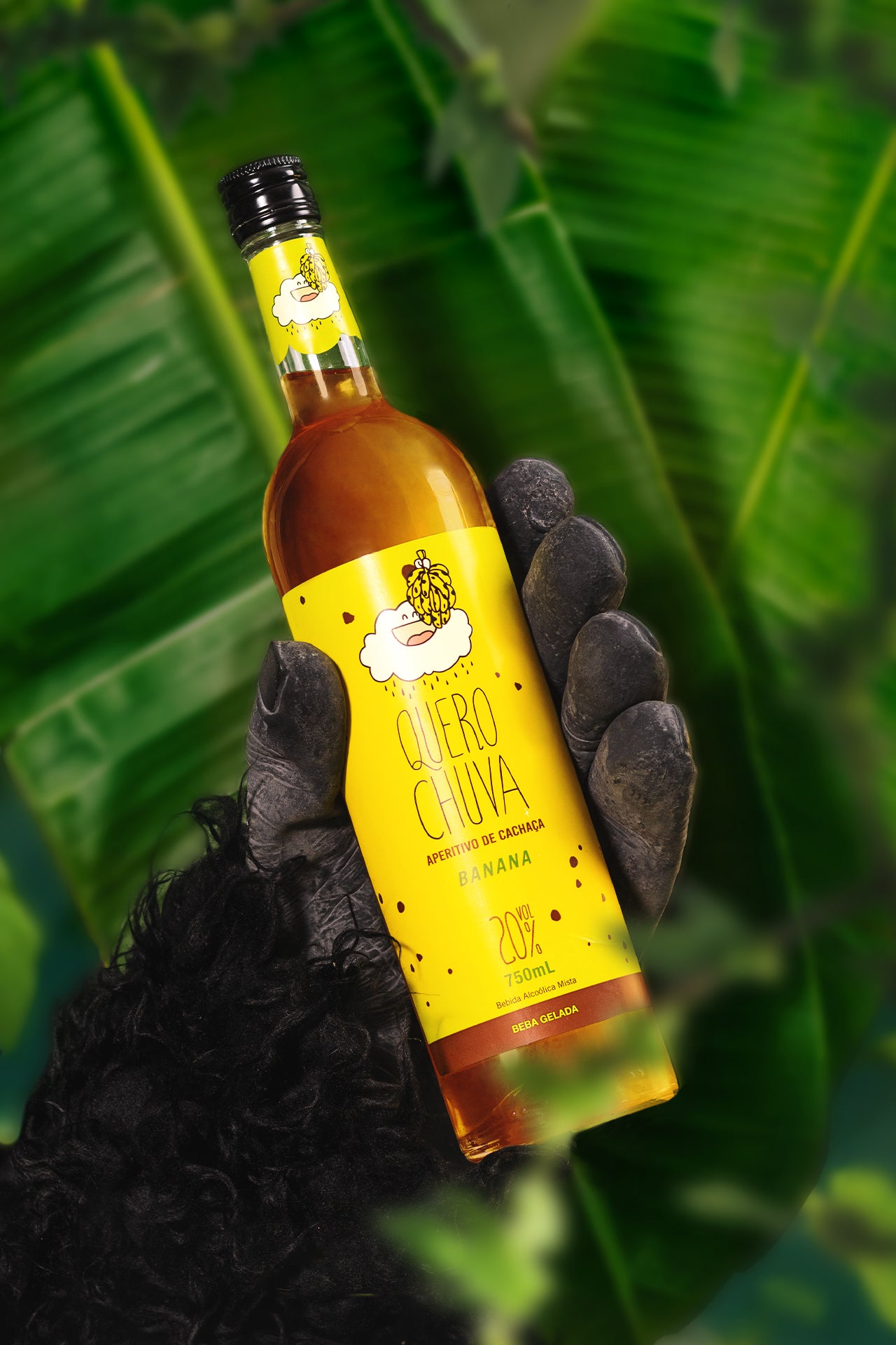 Garrafa Quero Chuva Banana 750 ml em cenário de mata