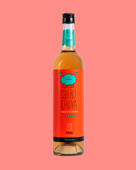 Garrafa Quero Chuva Canela 750 ml em fundo coral — à base de cachaça, pronta para beber